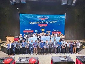 Winning combination: Gold winner Everglory Logistics (centre), silver winner League of Logistics (left) and bronze winner Teclectica (right) pose with organiser’s representatives after the event.